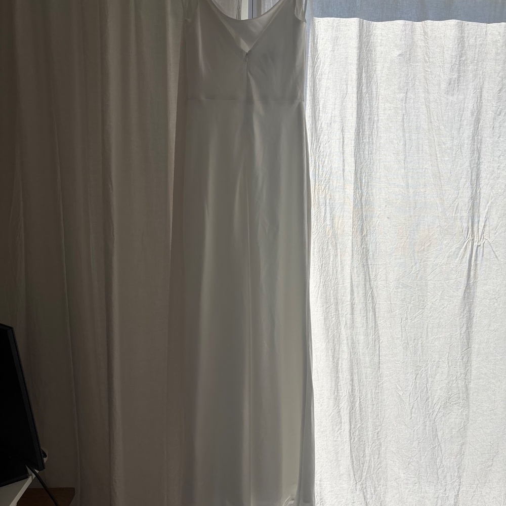 New and unused wedding dress - Picture 2 of 15